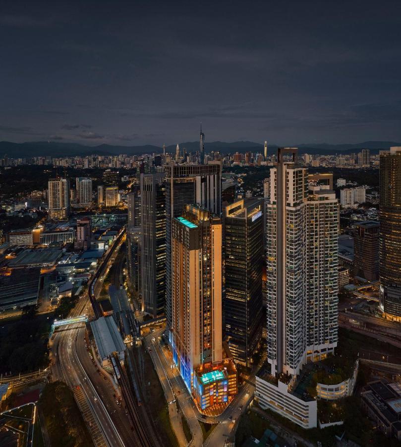 Amari Kuala Lumpur Ξενοδοχείο Εξωτερικό φωτογραφία Aerial view of the complex at night